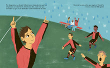 Load image into Gallery viewer, Little People, Big Dreams en español: Leo Messi (Pasta Blanda / Paperback)
